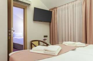 Отель Hugo Hotel Варна Стандартный семейный номер-1